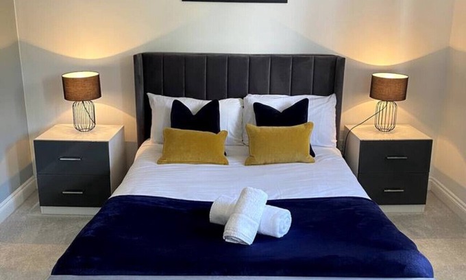 Burton on Trent House | The Heathers - Spacious 3 Bed, Home from Home