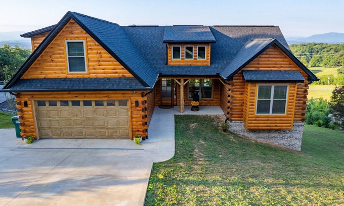 Kodak Cabin | The Heavenly View Hot tub Sauna MNT view WC accessible