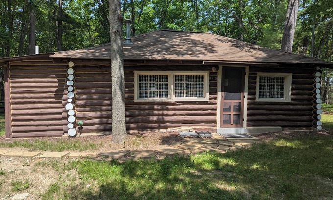 Oscoda Cabin | The Hideout - Cute, Peaceful, and Dog-Friendly Rustic Cabin on Au Sable River
