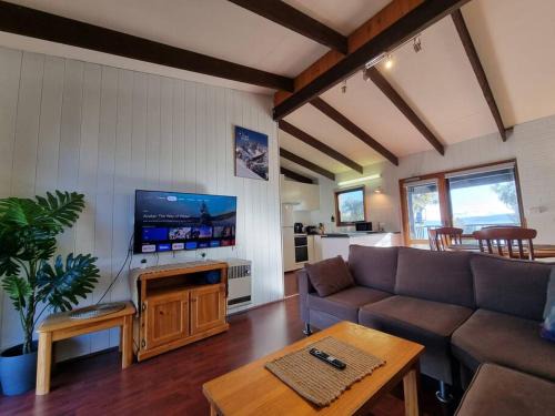 Jindabyne Apartment | The Hideout - Lake Views & Balcony w BBQ I Central Location I Wi-Fi I Smart TV