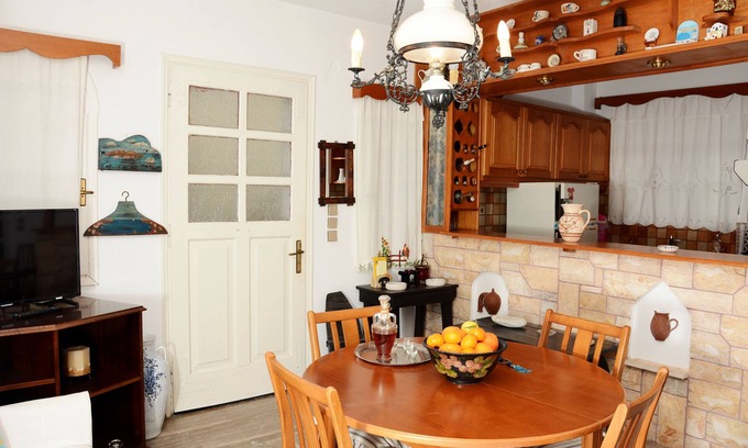 Naxos Apartment | The house is located in the central square of the historical village Kynidaros