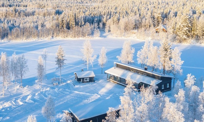 Ranua Villa | The Iconic and cozy 4-bedroom Wikkelä Villa with sauna, jacuzzi & next to river