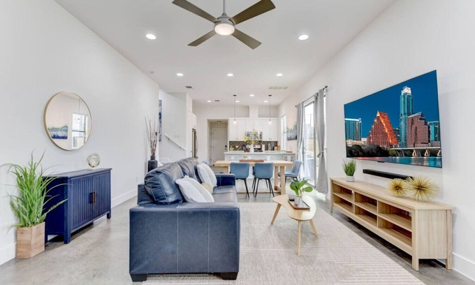 Holly House | The Indigo on 4th | Near Downtown | Austin Hotspots