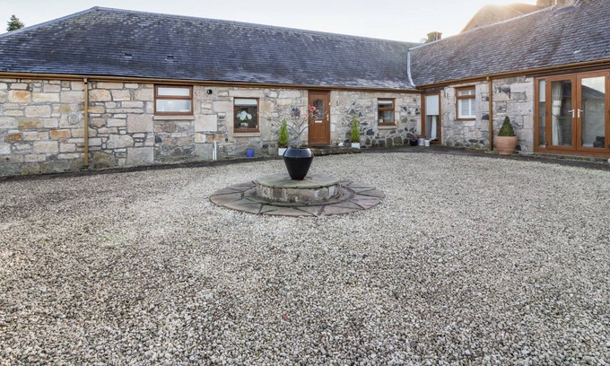 Eaglesham Cottage | THE KIRKLANDS COTTAGE, with a garden in Eaglesham, Glasgow
