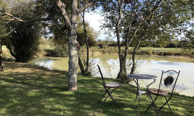 Bommiers Cottage | The Lake Room Cottage with Private Fishing Lake