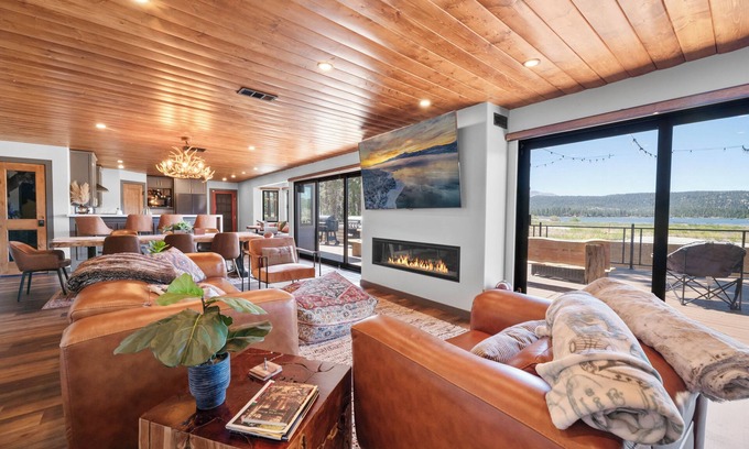 Fawnskin Cabin | The Lazy Bear - Modern, Lake Views, Smart TV, Deck, BBQ