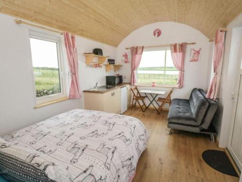 Ballyshannon Apartment | The Lazy Llama Shepherd Hut Campview Farm Stay