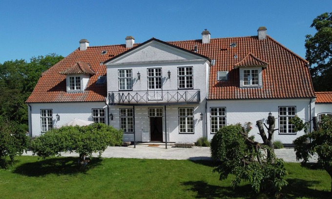 Kirke Saaby House | The Lille Slot country house, built at the beginning of the 19th century.