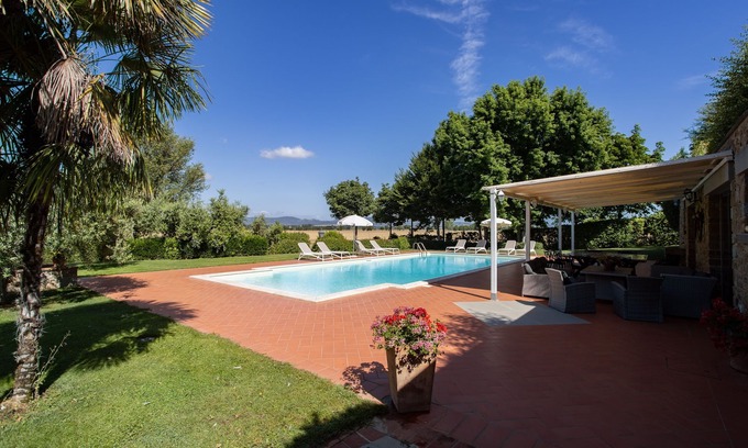 Le Piazze Villa | The little Grand Duchy immersed in a blooming garden