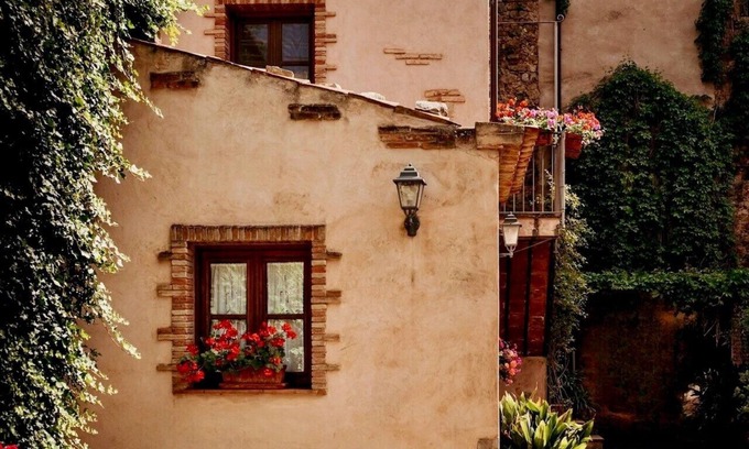 Castelbuono House | The Little House in the Courtyard, cozy vacation home with private courtyard in the center