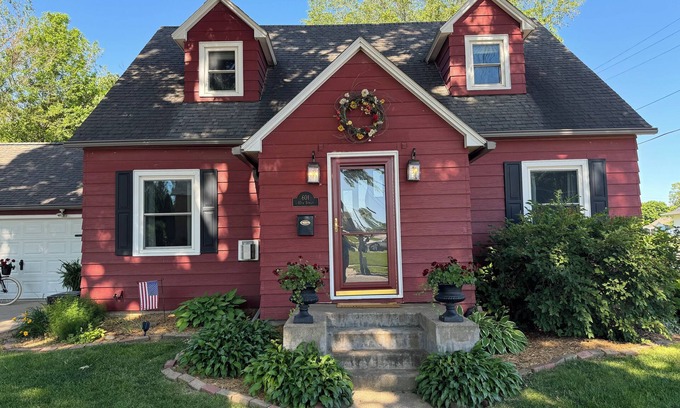 Grundy Center House | The Little Red Cottage is 1-bedroom on Main Level with access to the main floor