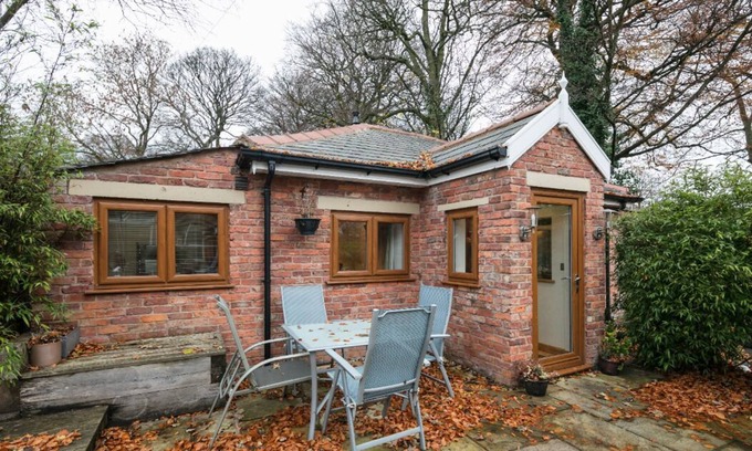 Prestwich House | THE LODGE BY THE PARK - Set in the grounds of an old 18th century vicarage.