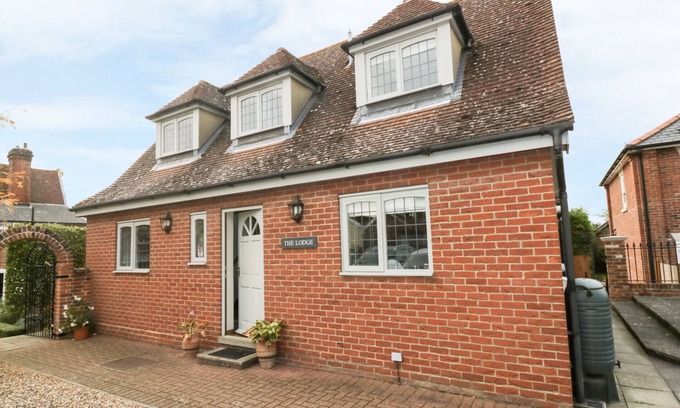 Hadleigh Cottage | THE LODGE OFF HIGH STREET, pet friendly, with a garden in Hadleigh