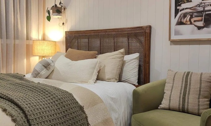 Shell Cove Apartment | The Loft/Luxurious 2 Bed Abode/Walk to Marina