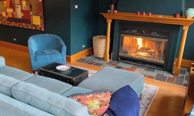 Logan Square Apartment | The Logan Square Guest House - Classic Vintage Comfort With Free Parking!