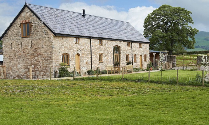 Ruthin House | The Longbarn is a Grade II listed luxury home, fully renovated inside and out.