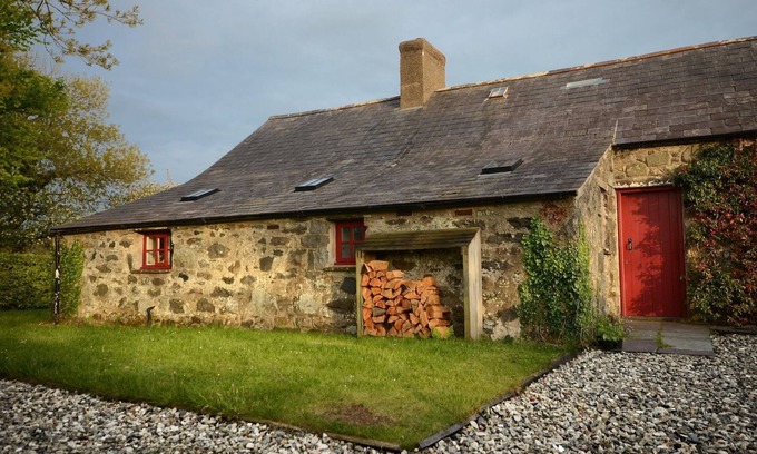 Rhyd-y-clafdy Cottage | The Longhouse - sleeps 6 guests in 3 bedrooms