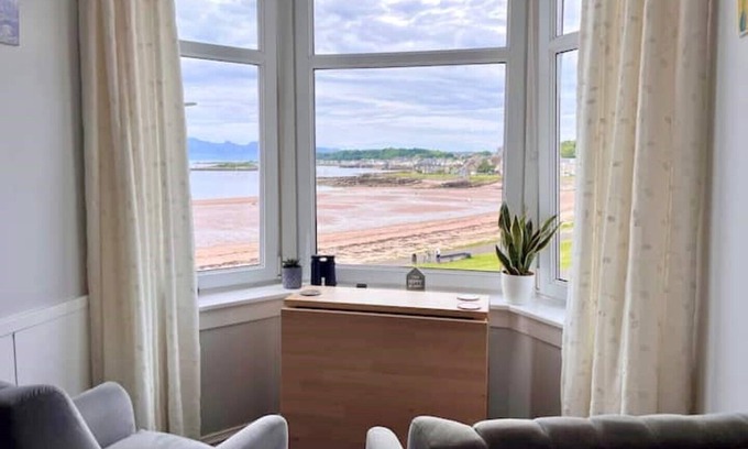 Millport Apartment | The Lookout, seafront, beachfront, stunning views