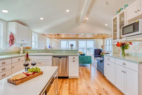 Dillon Beach House | The Lookout! Stunning Views! Walk to Beach! BBQ! Fast WiFi! Dog Friendly!