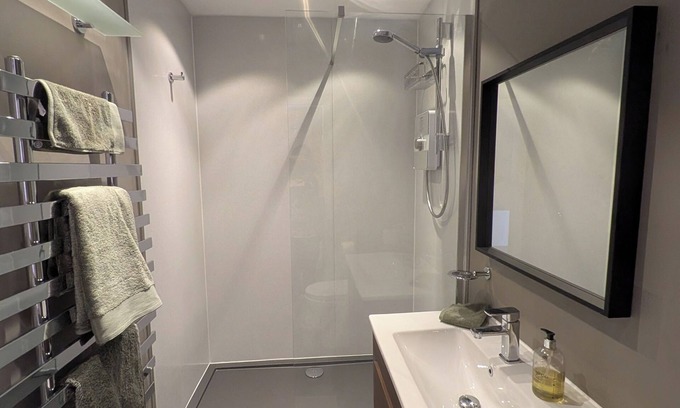 Honley Apartment | The Luxury "Shed"