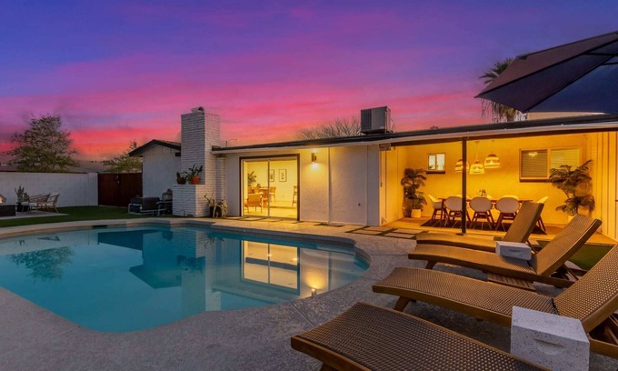 Tempe House | The Melrose @ ASU|Pool|Workspace|Firepit