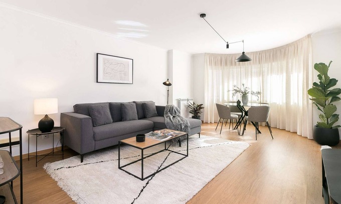 Lumiar Apartment | ✨The Metropolitan: Premium Apartment with Balcony and Parking