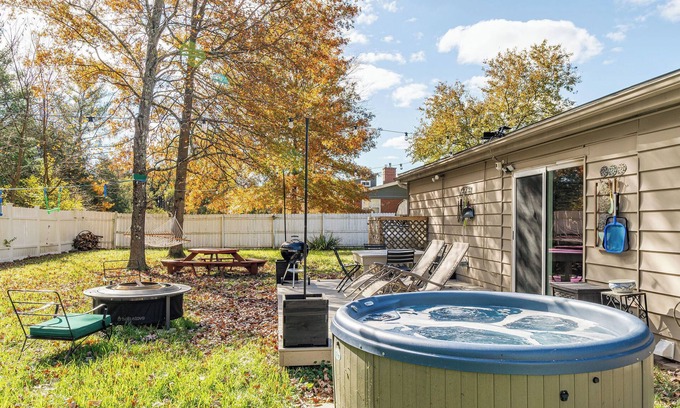New Paltz House | The Meyer: spacious family home with hot tub minutes to downtown New Paltz