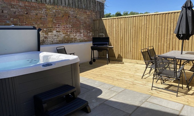 Thornicombe Cottage | THE MILL, pet friendly, with hot tub in Blandford Saint Mary