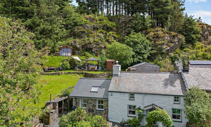 Rhiwbryfdir House | The Mountains House - Three Bedroom House, Sleeps 6