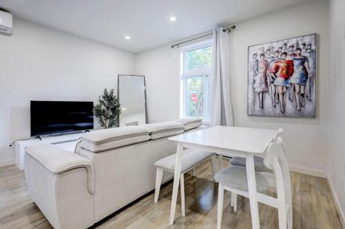 Cote-Des-Neiges—Notre-Dame-De-Grace Apartment | The NDG Escape Prime Location and Cozy Stay