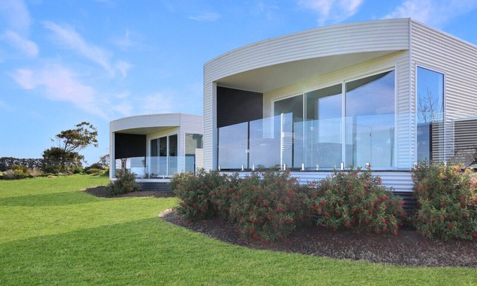 Point Lonsdale Villa | The Nest Luxury Stay- Disability suitable, Private bath tub on deck with views, Breakfast included