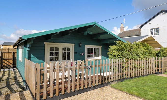 Bushton Cottage | THE NOOK, pet friendly, with a garden in Royal Wootton Bassett