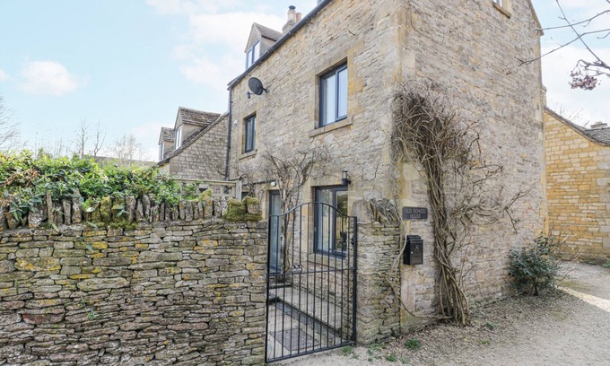 Longborough House | THE OLD SCHOOL HOUSE, pet friendly in Stow-On-The-Wold