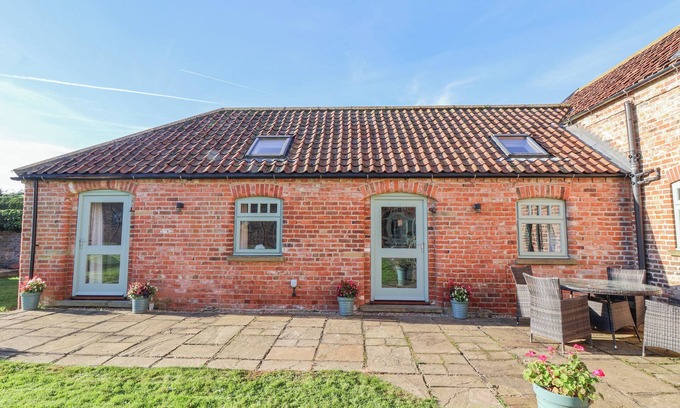 Great Hatfield Cottage | THE OLD STABLE, with a garden in Hornsea
