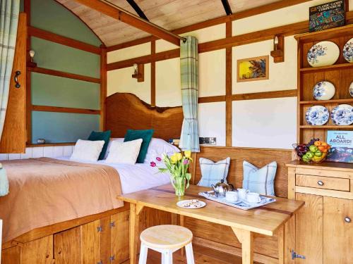Trecastle Apartment | The Orient Express Shepherd's Hut with Hot Tub