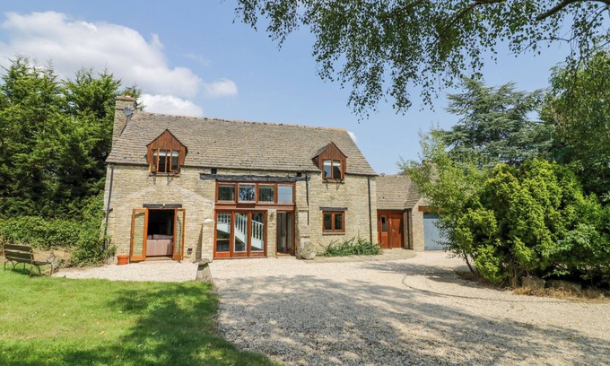 Witney Cottage | THE PADDOCK, pet friendly, character holiday cottage in Witney