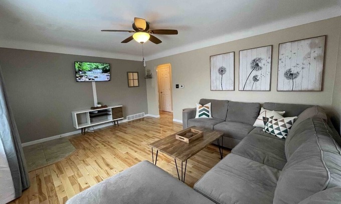 Cedar Rapids - Iowa City House | The Pinehouse - 1 mi to downtown/Czech Village!