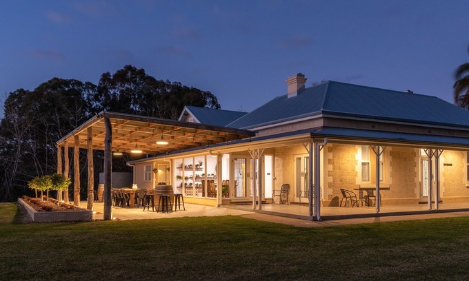 Paringa House | The Pines River Escape Accomodation located minutes from Renmark township