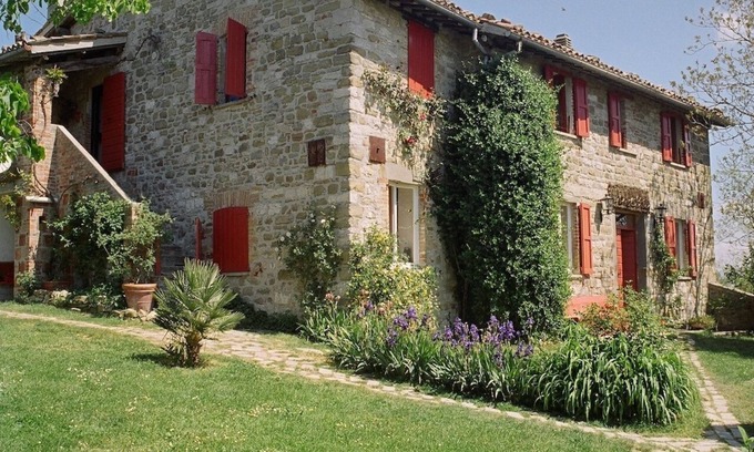 Mengara House | The Pitcher of Valdichiascio. Charming old farmhouse with swimming pool
