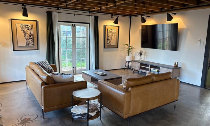 Oatlands Cottage | The Podium - Oatlands Accommodation - Tasmanian Cottage