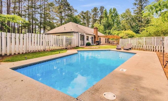 Conyers House | The Poolside 4BR Stylish Luxury Sanctuary
