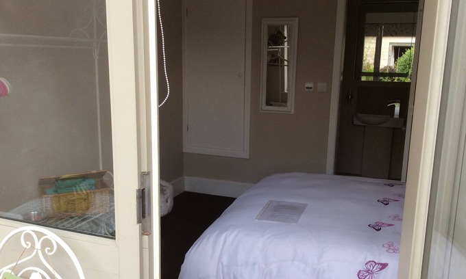 Box Cabin | The Potting Shed is a small cabin with an ensuite showeroom, perfect for 2.