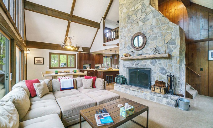 Michaywe House | The Quack Shack - Spacious 5BR | 9 Beds | Sleeps 14 | Retreat | Game Room, Pool & Hot Tub Access