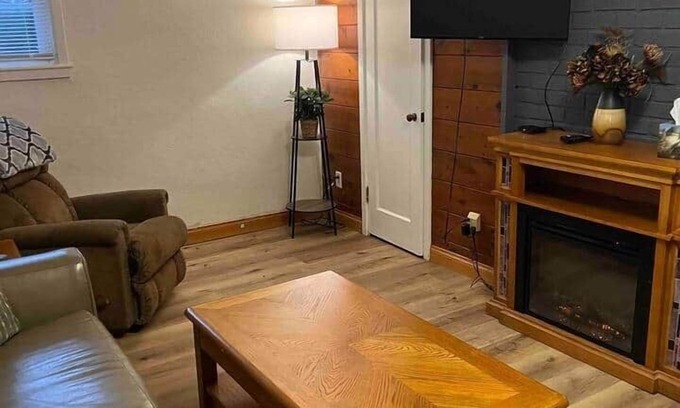 Cambridge House | The Quiet Comfort - Spacious Lower Units Steps from Main Str