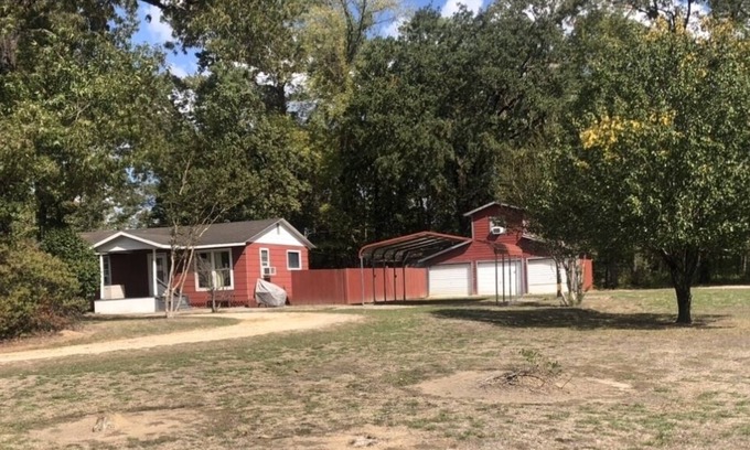 Geneva House | The Red House-Ten minutes to San Augustine boat launch at Sam Rayburn Lake
