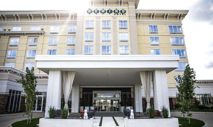 West Des Moines Hotel | The Rewind West Des Moines, Tapestry Collection By Hilton