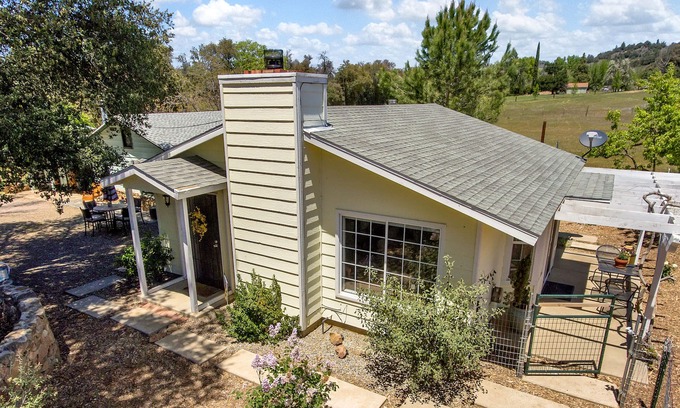 Julian Cottage | "The Romantic Mountain Getaway" - Includes Breakfast! Our own Farm Fresh Eggs!