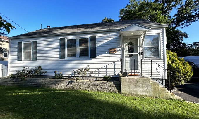 Ronkonkoma House | The Ronkonkoma Bungalow