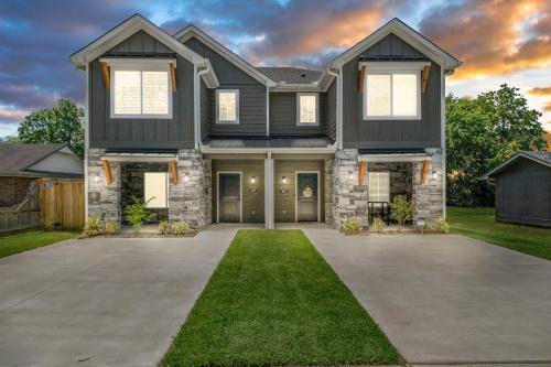 Broken Arrow House | The Rose Retreat - Walk to the Broken Arrow Rose District