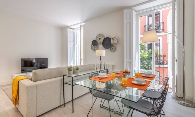 Palacio Apartment | The Royal Frame (Palacio Real III)